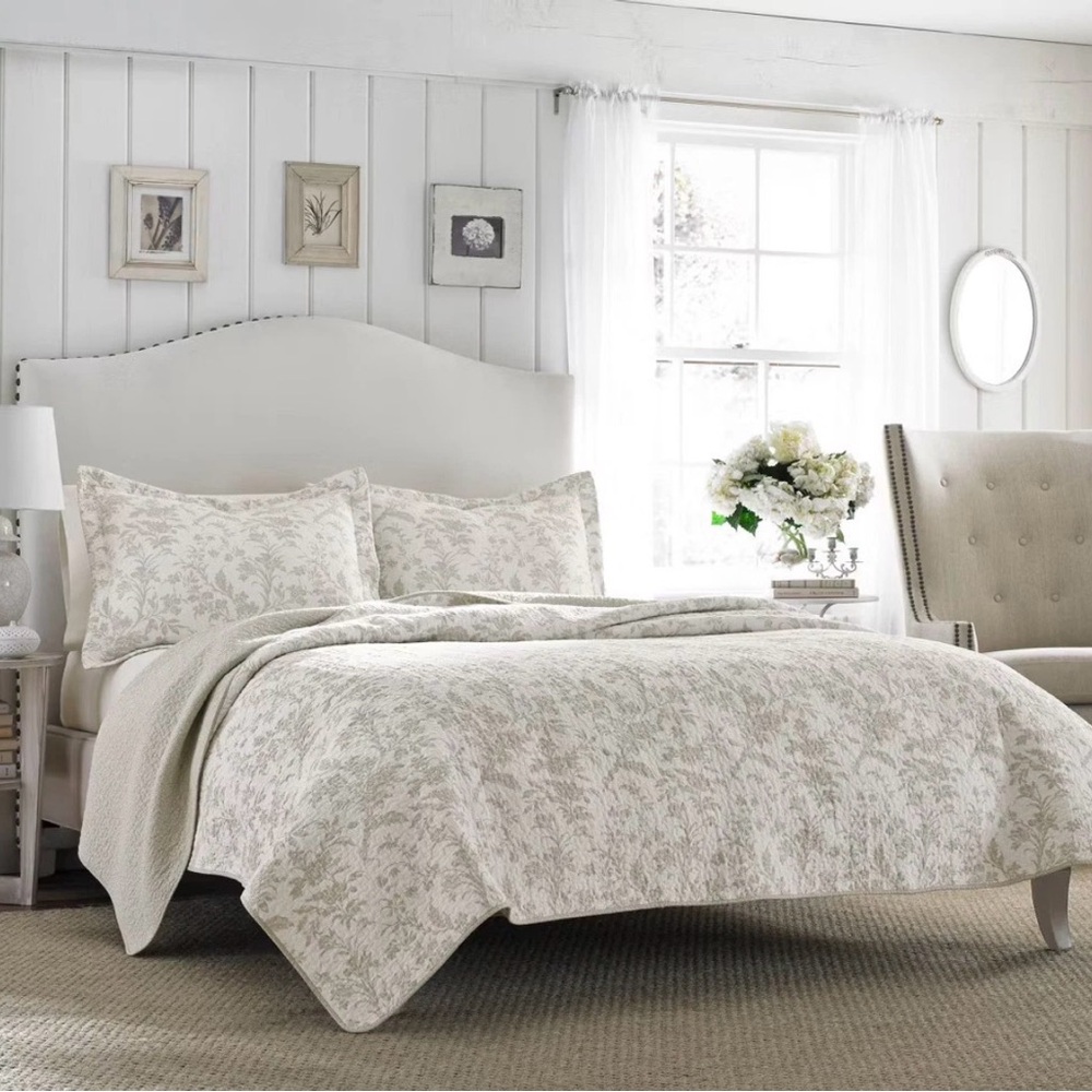 Laura Ashley Gray Amberley Quilt Set (Full/Queen) - NWT